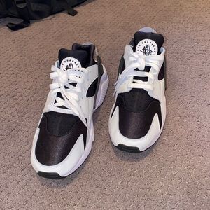 Nike Air huarache Mens size 9. Brand new/ never worn!